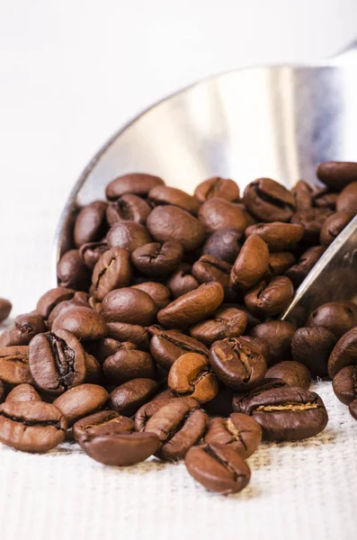 Крупным планом жареного черного кофе в зернах — стоковое фото