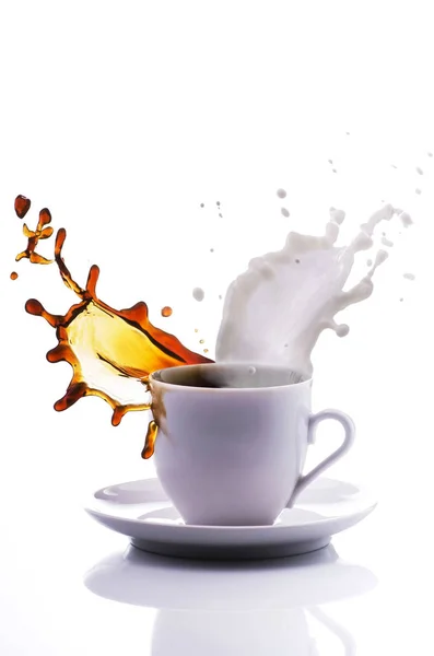 Xícara de café e leite com respingo — Fotografia de Stock