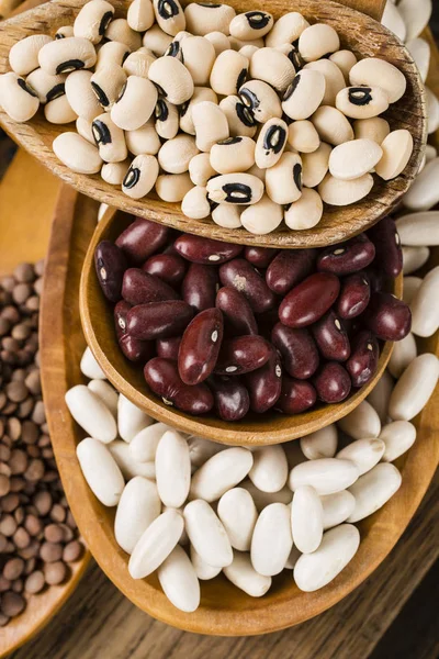 Frijoles secos en tazones de madera — Foto de Stock