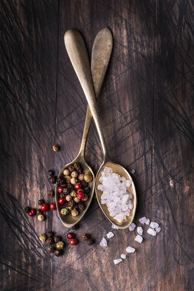 Sal y pimienta en cucharas — Foto de Stock