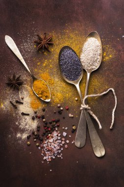 karışık aromalar ve renkli baharatlar