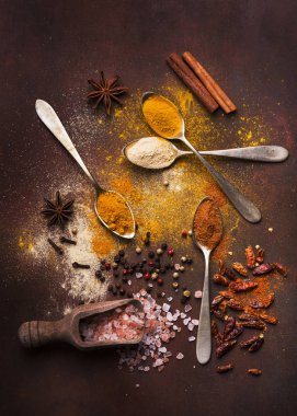 karışık aromalar ve renkli baharatlar