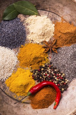 Ahşap tabakta karışık baharatlar