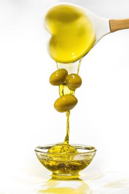 yeşil zeytin ve ekstra saf zeytinyağı.