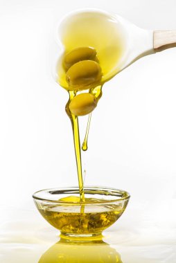 yeşil zeytin ve ekstra saf zeytinyağı.