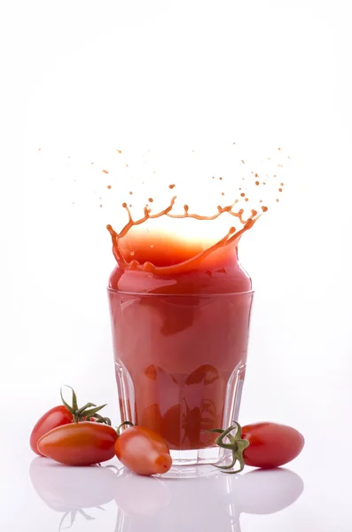 新鮮なトマトジュースを飲んで — ストック写真