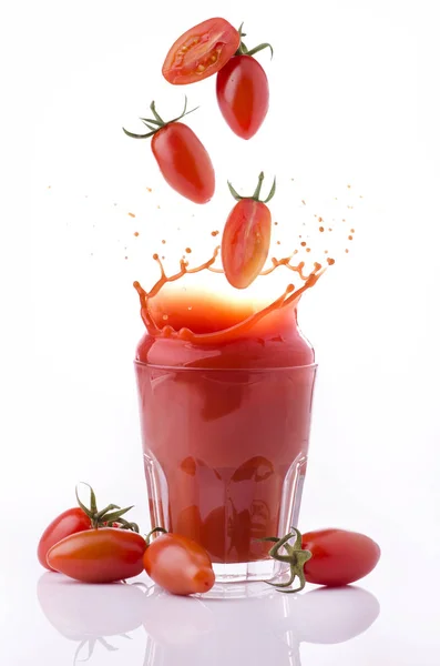 Čerstvý rajčatový džus k pití — Stock fotografie
