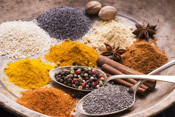 Ahşap tabakta karışık baharatlar