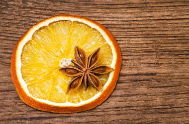 Anason yıldızı ve kurutulmuş turuncu yakın plan.