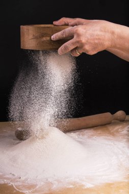 Ev yapımı hamur için unu incele.