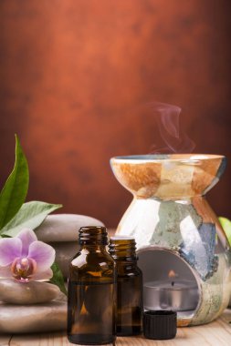 Temel yağların küçük şişelerde olduğu bir sağlık ortamı.