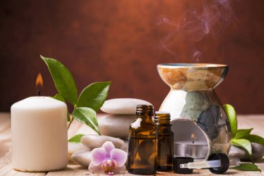 Temel yağların küçük şişelerde olduğu bir sağlık ortamı.