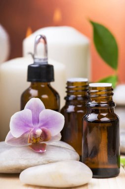 Küçük şişelerde orkide ile gerekli yağlar