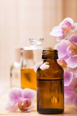 Küçük şişelerde orkide ile gerekli yağlar