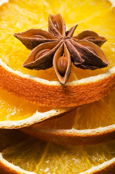 Stern aus Anis und getrockneter Orange in Nahaufnahme — Stockfoto