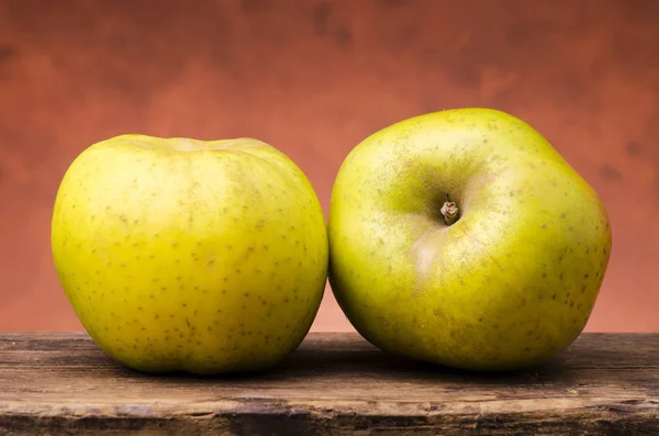 Żółte jabłko podpuszczkowe — Zdjęcie stockowe