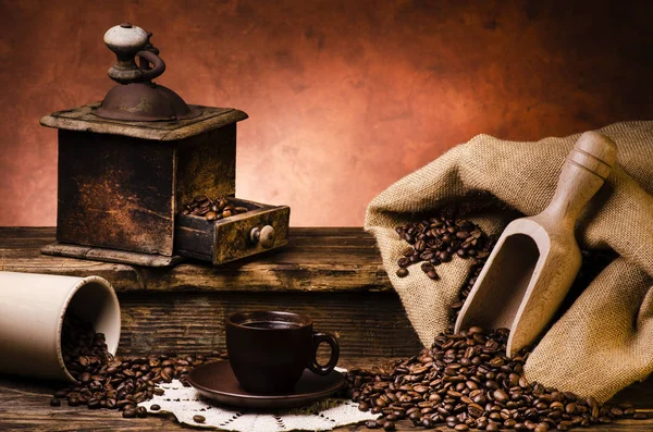 Натюрморт, горячий черный кофе — стоковое фото