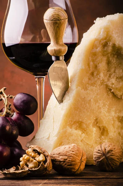 Chutné jídlo se sýrem, ovocem a vínem — Stock fotografie