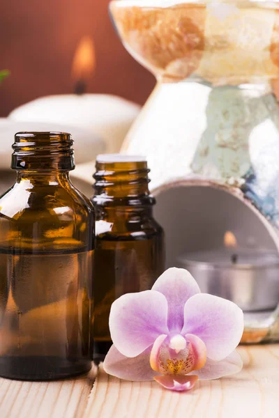 Wellness environment with essential oils in small bottles and fl — Stock Photo, Image