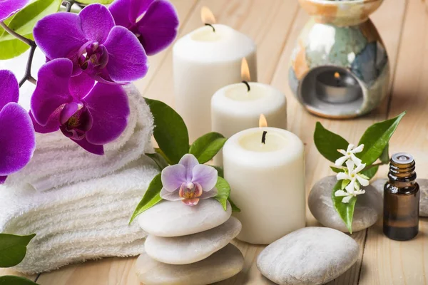 Wellness-omgeving met etherische oliën van jasmijn en orchidee — Stockfoto