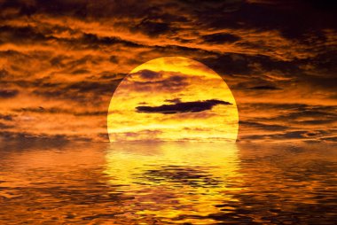 Denizin Üzerinde Muhteşem Gün Batımı