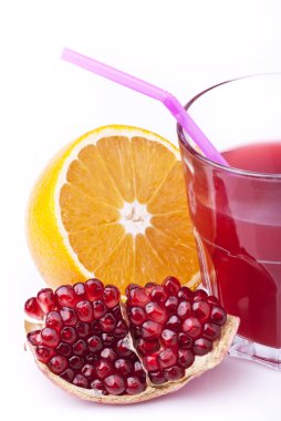 Nar ve portakallı taze meyve suyu.