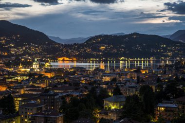 Gece Como kasabası.