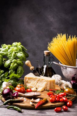 Spagetti pişirmek için basit malzemeler.