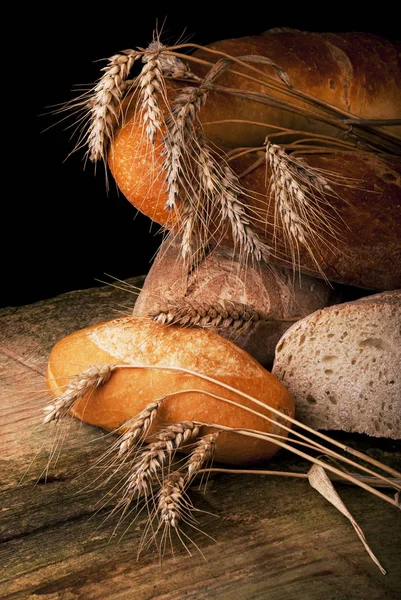 Alcuni Tipi Pane Con Spighe Grano Tavola Rustica Legno Natura — Foto Stock