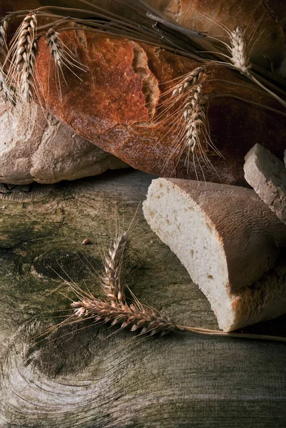 Alcuni Tipi Pane Con Spighe Grano Tavola Rustica Legno Natura — Foto Stock