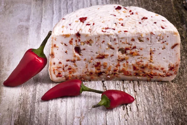 Ochucený sýr s pikantními chilli — Stock fotografie