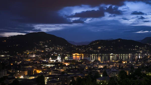 La ciudad de Como por la noche — Foto de Stock