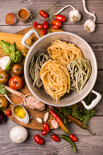 Comida italiana, ingredientes para cocinar fideos — Foto de Stock