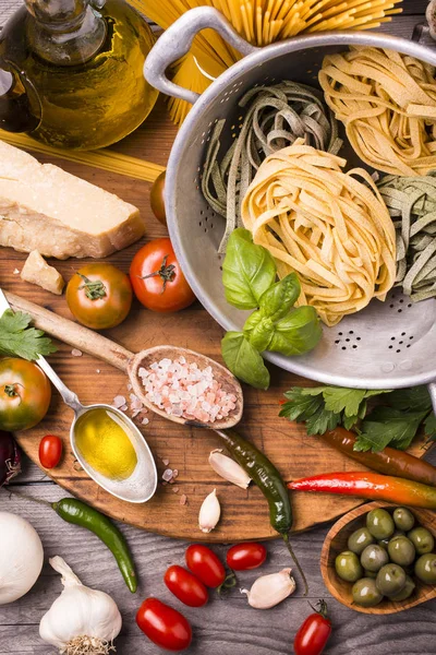 Comida italiana, ingredientes para cocinar fideos — Foto de Stock