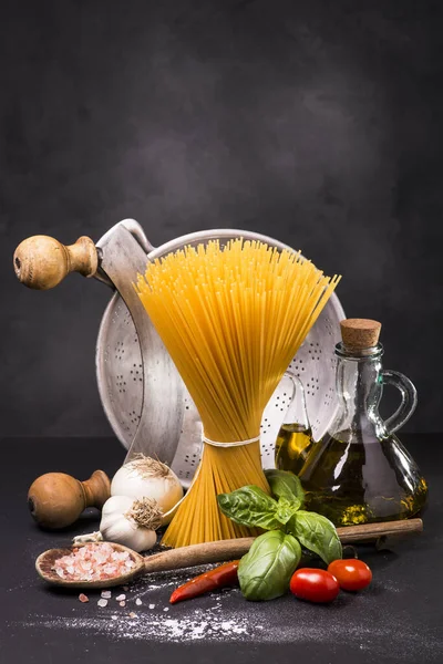 Comida italiana para cocinar: espaguetis con salsa de tomate — Foto de Stock