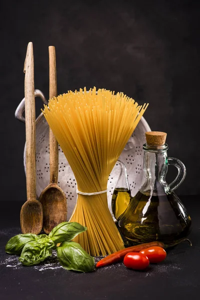 Comida italiana para cocinar: espaguetis con salsa de tomate — Foto de Stock