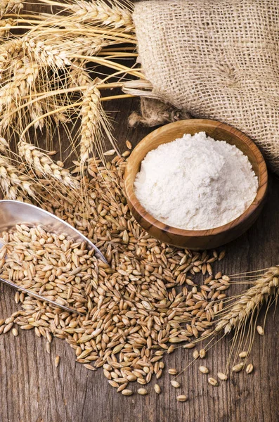 Espigas de trigo con harina y cereales —  Fotos de Stock