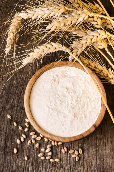 Espigas de trigo con harina y cereales —  Fotos de Stock