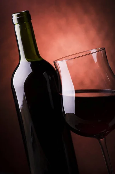 Vino rosso italiano in bottiglia e al bicchiere — Foto Stock