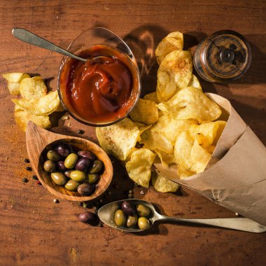 Ketçaplı yemek ve patates kızartması.