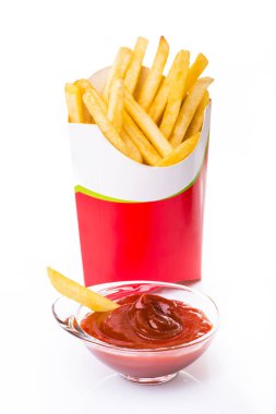 Ketçaplı yemek ve patates kızartması.