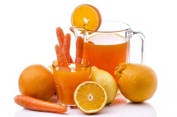 Цитрусовые и морковный сок — стоковое фото