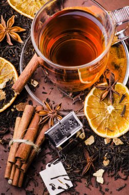 Tarçın ve baharatla tatlandırılmış bir fincan siyah çay.