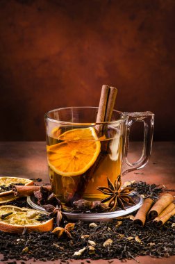 Tarçın ve baharatla tatlandırılmış bir fincan siyah çay.