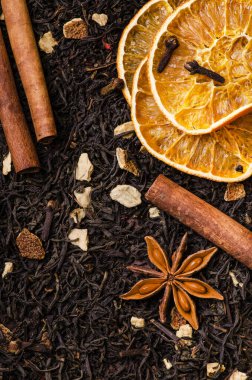 Tarçın ve baharatlı siyah çay yaprakları.
