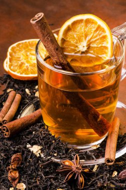 Tarçın ve baharatla tatlandırılmış bir fincan siyah çay.