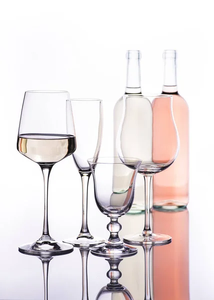 Bicchiere Vino Rosato Alcuni Bicchieri Vino Diversi Tipi Trasparenza — Foto Stock