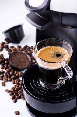 Kahve makinesiyle kapsüllü bir fincan espresso.