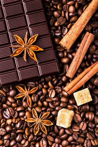 Chokladkaka Med Doft Och Rostade Kaffebönor Med Utsikt Uppifrån — Stockfoto
