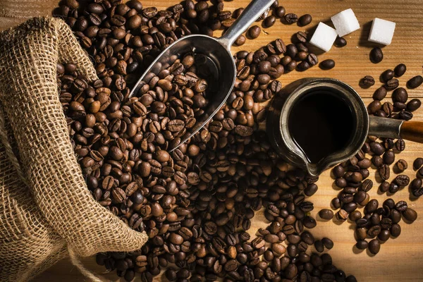 Naturaleza Muerta Cubo Azúcar Cae Una Taza Café Negro Con — Foto de Stock